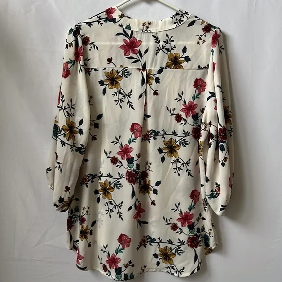 Cure 3/4 Sleeve Flower Blouse - Picture 3 of 5